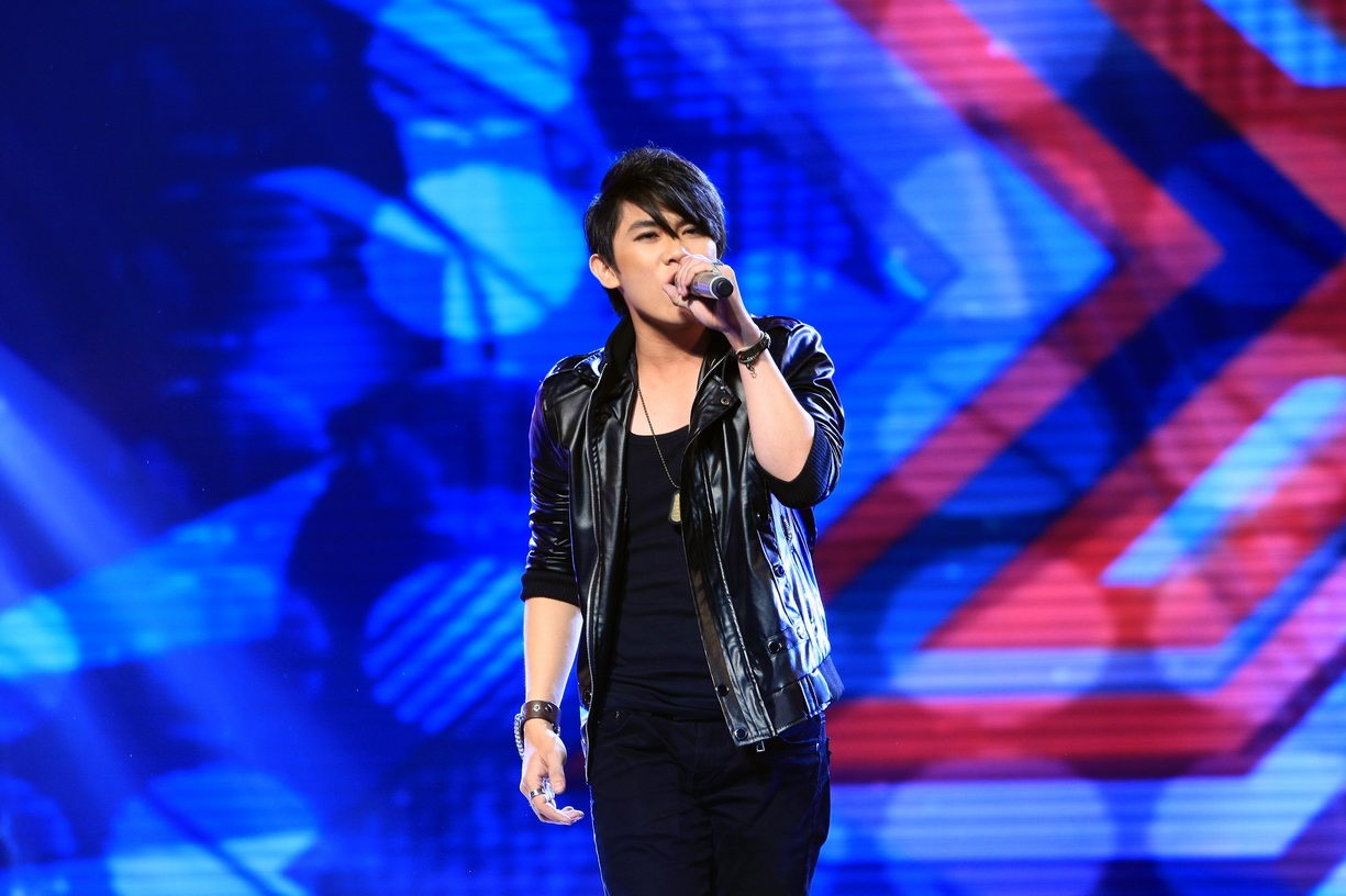 Chưa hoàn toàn thuyết phục nhưng nỗ lực của Hoàng Triều giúp anh có cơ hội đi tiếp. Ca khúc Too Close của thí sinh trẻ đã khiến bộ tứ giám khảo đứng ngồi không yên. Đàm Vĩnh Hưng kêu lên: “Rất bất ngờ, em đã làm chúng tôi phải nhìn nhau. Hôm nay em rất đặc biệt, yếu tố bí ẩn nó có ngay từ lúc đầu tiên và bí ẩn hơn với ánh mắt khuất sau rèm tóc. Cái này mới là em và anh thích tiết mục này”. 