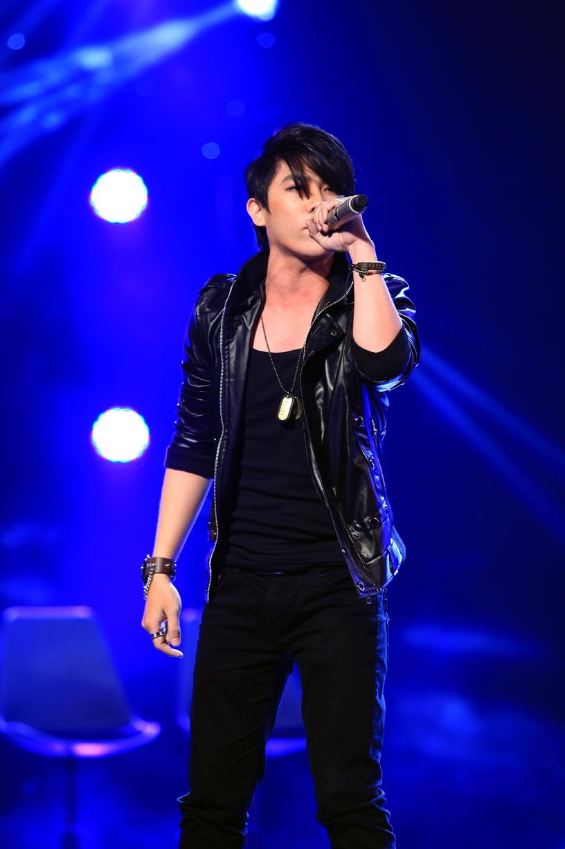 Dương Khắc Linh đánh giá cao “cách phát âm tốt và chất” của Hoàng Triều. Riêng Hồ Ngọc Hà cho rằng thành công của chàng trai này được quyết định bởi bài hát nhiều hơn, cô nói thêm: “Đoạn đầu bạn đang làm chủ được bài hát nhưng khi khán giả bắt đầu sung lên, dẫn bạn đi chơi vui quá, bạn không về nhà nữa. Rất phí ở đoạn cao trào vì đáng lẽ đoạn cao trào chính là cú hit của mình để mình ghi điểm”.