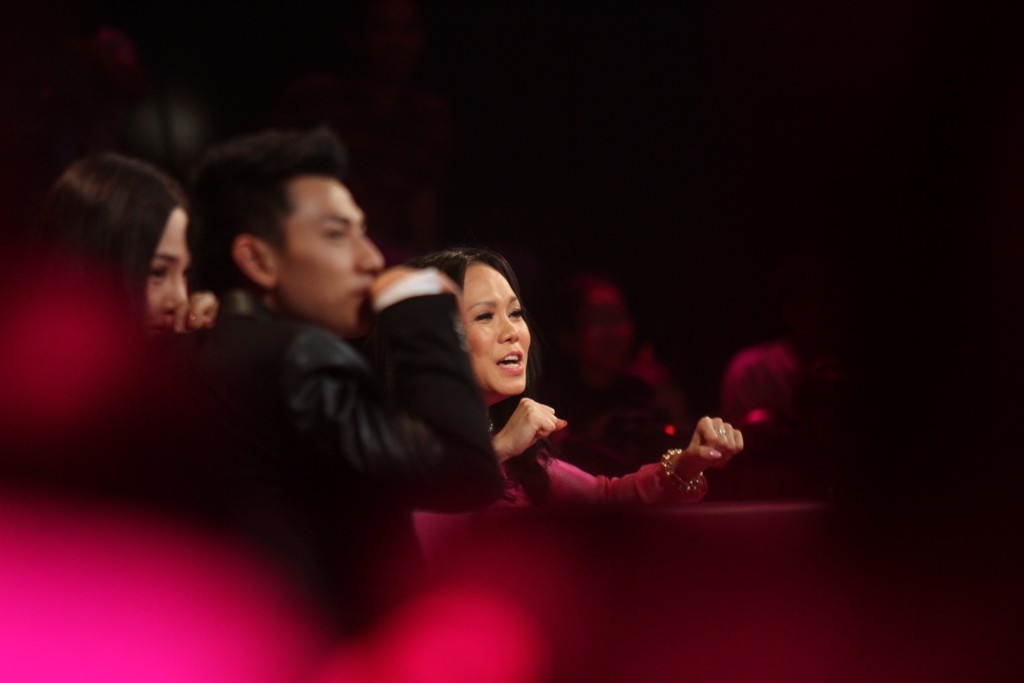 Hoài Linh – Việt Hương tiếp tục chiếm ưu thế ở vòng 4 khi tìm ra nghệ sĩ đàn tranh. Hai đội chơi tiếp tục so kè với nhau khi cùng đoán trúng người bí ẩn, nhân vật số 1 - biên tập viên âm nhạc Vũ Thị Kim Yến của HTV. Tỷ số 4 -3 nghiêng về đội nhà.