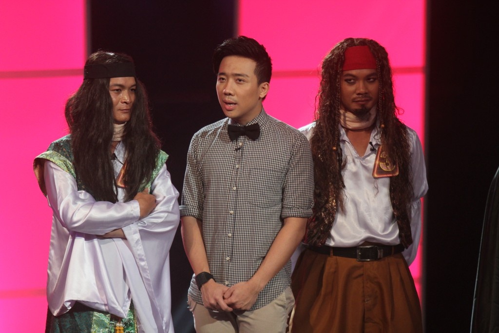 Tại vòng 2, cả 2 đội phải tìm ra “siêu nhân” móc vật nặng vào cổ. Người bí ẩn được xác định là siêu nhân Hoàng Minh Tú với khả năng móc vật nặng vào cổ và biểu diễn nhiều động tác nguy hiểm.