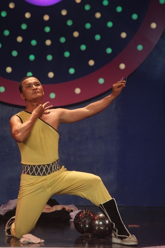 Người bí ẩn không làm khó đội khách nên kết quả 2-1 nghiêng về Hoài Linh – Việt Hương.