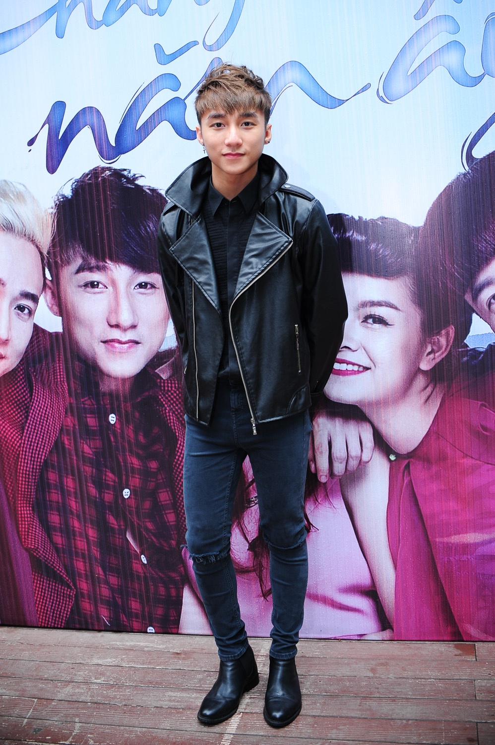 Cũng trong buổi họp báo, rất nhiều người tỏ ra bất ngờ khi đạo diễn Quang Huy tin tưởng giao vai nam chính cho Sơn Tùng M-TP – một ca sĩ trẻ vừa nổi lên đã không may vướng phải những ồn ào về âm nhạc. Trước sự phản đối của dư luận, ông bầu Quang Huy không hề nao núng. Tất cả những diễn viên đóng phim của anh như Hoàng Thùy Linh, Ngô Kiến Huy, Vĩnh Thụy hay Hứa Vĩ Văn và thậm chí bản thân anh cũng có rất nhiều scandal. Tuy nhiên, anh tin chắc sau khi phim đóng máy, khán giả sẽ có cái nhìn đẹp hơn về người nghệ sĩ đó.