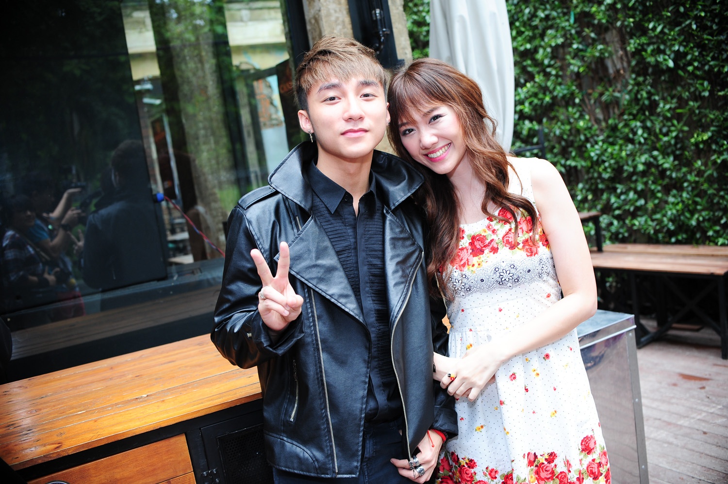 Lần đầu đóng phim, lại được giao vai chính trong bộ phim được nhiều người chờ đợi đã vô tình tạo cho Sơn Tùng M-TP những áp lực vô hình. Nhưng giọng ca Em của ngày hôm qua tỏ ra khá tự tin và thoải mái: “Tôi cũng rất lo lắng, nhưng không sao cả. Tôi tin tưởng vào ê-kip, với sự hỗ trợ của nhiều người, tôi sẽ làm tốt”. Tuy nhiên, người hâm mộ của Wanbi Tuấn Anh lại có cái nhìn đa chiều xung quanh việc này. Phần lớn cho rằng, Sơn Tùng M-TP không giống Wanbi Tuấn Anh ở ngoại hình lẫn tính cách nên lo sợ Sơn Tùng sẽ làm hỏng hình tượng của nam ca sĩ quá cố. Cũng có một số ý kiến ủng hộ vì họ cho rằng, Sơn Tùng M-TP chỉ là người truyền tải nghị lực và sự dũng cảm của Wanbi mà thôi.