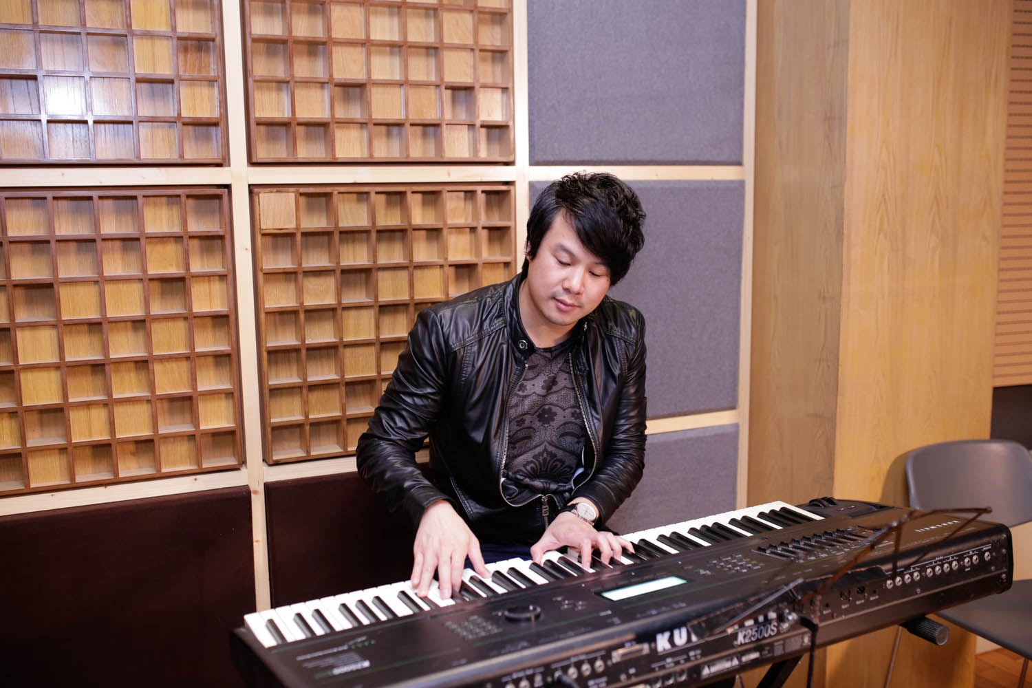 Liveshow 9 là đêm quyết định top 2 Tuyệt đỉnh tranh tài bước vào vòng chung kết. Tuần này, 3 ca sĩ còn lại thử sức với dòng nhạc soul và disco vốn còn khá mới mẻ ở Việt Nam. Giám khảo khách mời tuần này là giọng ca Lặng thầm một tình yêu - Thanh Bùi. Trong các buổi tập luyện nam ca sĩ kiêm nhạc sĩ tài năng đồng hành và hướng dẫn các ca sĩ cách phát âm tiếng Anh để hát chuẩn, và thể hiện được cảm xúc. Ba ca sĩ tỏ ra rất hứng thú với sự xuất hiện của Thanh Bùi, riêng Hoàng Hải vui vẻ ngỏ lời mong muốn được Thanh Bùi sáng tác cho mình một bài hát.