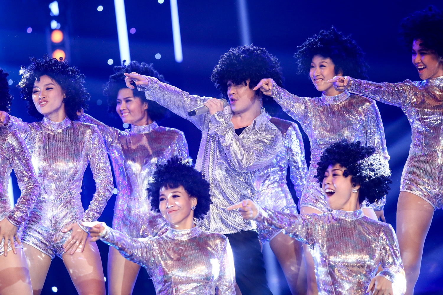 Disco đã tạo cho Hoàng Hải cơ hội để thay đổi hình ảnh với vũ đạo ngẫu hứng và không khí đầy thoải mái. Anh chọn ca khúc gắn với mọi nhà Daddy cool với bộ tóc xoăn tít đậm chất disco những thập niên trước. Dù lời ca khúc rất ngắn gọn nhưng vẫn khiến người nghe đầy hứng khởi. Nam ca sĩ đã khiến Ý Lan và Thanh Bùi phải vỗ tay nhún nhảy theo. Riêng Lê Hoàng vẫn như mọi khi, luôn “cố thủ” không lộ ra sự thích thú hay không.