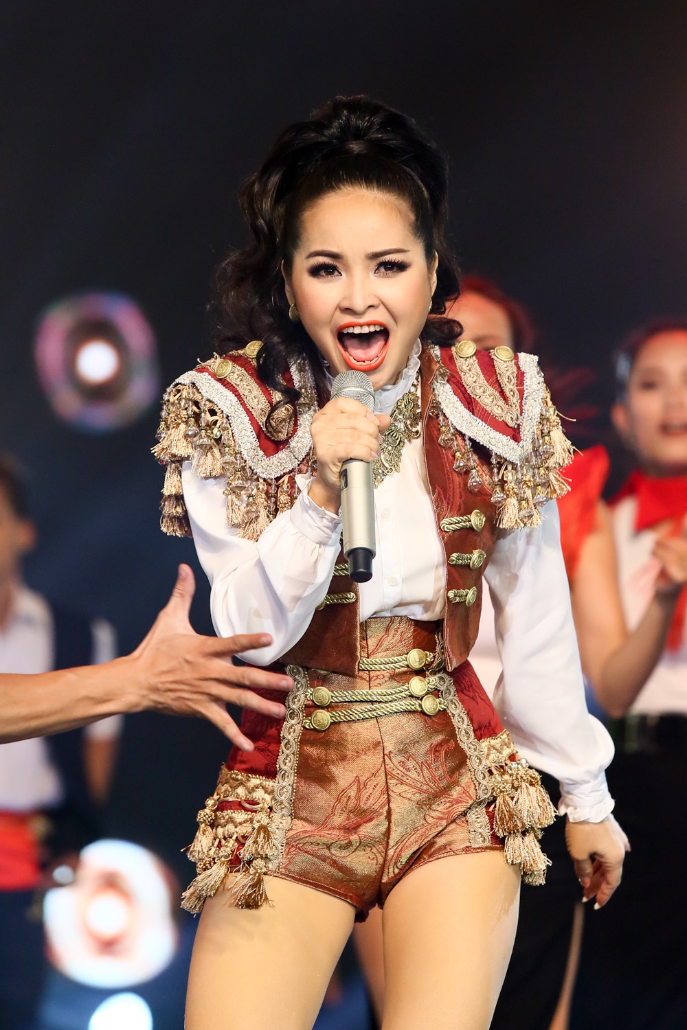 Ý Lan nói rằng Trang Nhung đưa cô đi hết từ ngạc nhiên này đến ngạc nhiên khác, danh ca hải ngoại vừa khen vừa chê: “Bài này đúng là rất khó hát. Nếu chỉ đứng một chỗ hát trong phòng thu đương nhiên xuất sắc rồi. Tuy nhiên, em vừa nhảy vừa hát nên cũng có những nốt chị nghe ra chưa đến 100%. Nhưng em là một ca sĩ hát nhạc dân ca, giờ em đã lột hết tất cả xác của em rồi. Từ nay trở đi làm ơn thêm cái này vào dòng nhạc của em nhé”.