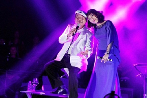 Hai cha con cùng song ca trên sân khấu.