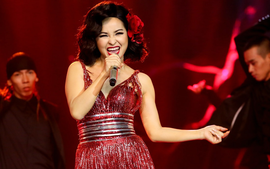 Trang Nhung xoac chan hat Hoa hong dem hinh anh