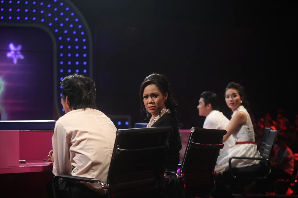 Vì đội khách Trương Nam Thành – Phan Như Thảo khá e dè trước Việt Hương – Hoài Linh nên thiếu đi những màn tung hứng vui nhộn vốn có của chương trình. Đội khách cũng tỏ ra non tay và thiếu kinh nghiệm, nhưng  Hoài Linh ấn tượng về sự hoạt bát, năng động của Phan Như Thảo. Mặc dù đều đoán trúng 5 lần nhưng Việt Hương thừa nhận chưa khi nào cô bị “mắc kẹt” giữa các người bí ẩn như lần này. Có đôi lúc bế tắc nữ danh hài nửa đùa nửa thật “khó quá bỏ qua”. Tập 13 của Người bí ẩn tiếp tục phát sóng lúc 21 trên HTV7 vào 22/6.