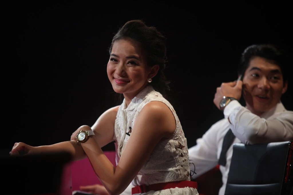 Ở  vòng 1, hai đội chơi tìm ra vũ công nhảy trên giày cao gót trong nhóm người bí ẩn. Năm chàng trai nữ tính xuất hiện mang cảm giác mới lạ bất ngờ cho 2 đội chơi. Sau màn tra khảo, 2 đội lựa chọn nhân vật số 4, vũ công Đinh Quốc Thái đến từ vũ đoàn ABC. Tỷ số 1-1 cho 2 đội. Việt Hương dành cho nhóm bí ẩn khá nhiều câu hỏi và bày tỏ sự ngưỡng mộ dành cho các chàng trai.