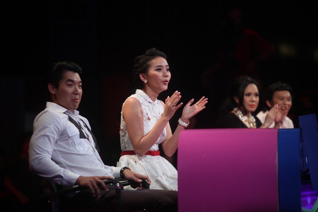 Trong tập 12 của Người bí ẩn phát sóng tối 15/6, Hoài Linh – Việt Hương đã lập nên kỷ lục mới. Theo format của Người bí ẩn, bất kỳ đội khách nào đoán trúng cả 5 vòng thi sẽ hiển nhiên đạt được giải thưởng tối đa 50 triệu đồng. Tuy nhiên, qua 12 tập phát sóng, kỷ lục này lại thuộc về đội nhà Việt Hương - Hoài Linh. Trước 2 đối thủ Trương Nam Thành – Phan Như Thảo không quá dày dạn kinh nghiệm, vợ chồng Sáu Bảnh thắng tối đa với tỷ số 5/4.