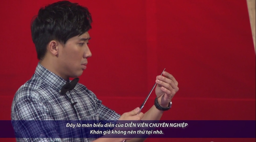 Tại vòng 2, hai đội tiếp tục bị thách thức với “siêu nhân” dùng yết hầu bẻ cong ngọn giáo. Mở đầu màn giới thiệu, MC Trấn Thành đã bị