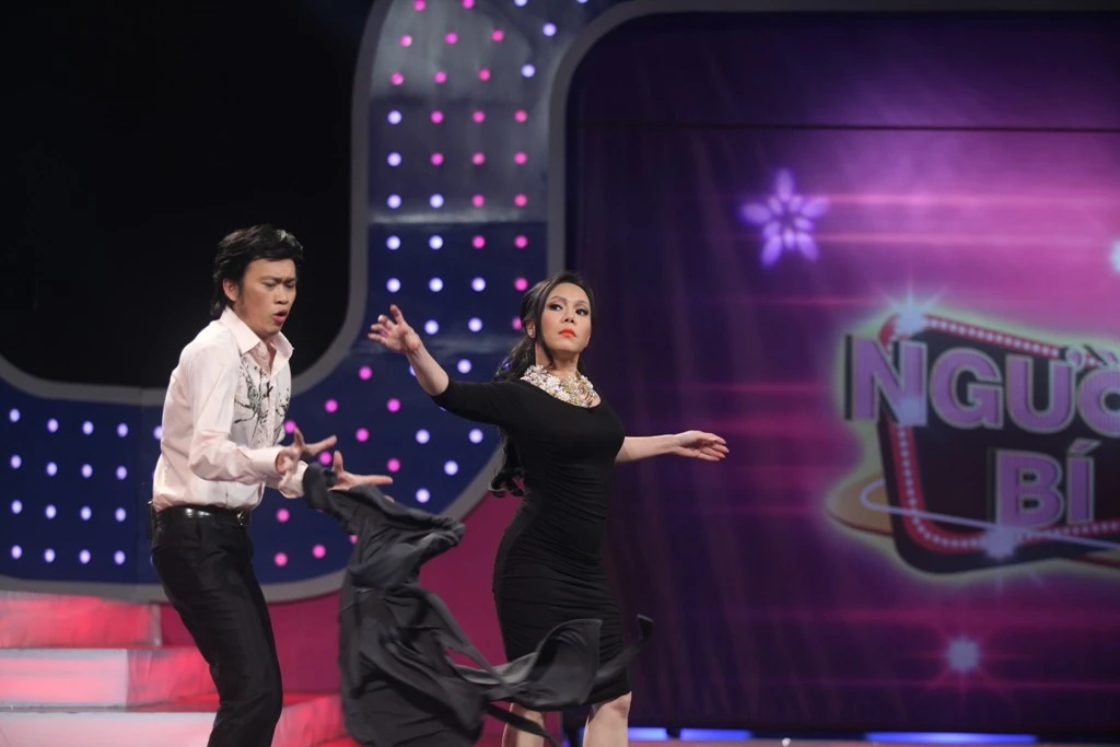 Màn lột đồ gây sốt của Việt Hương.