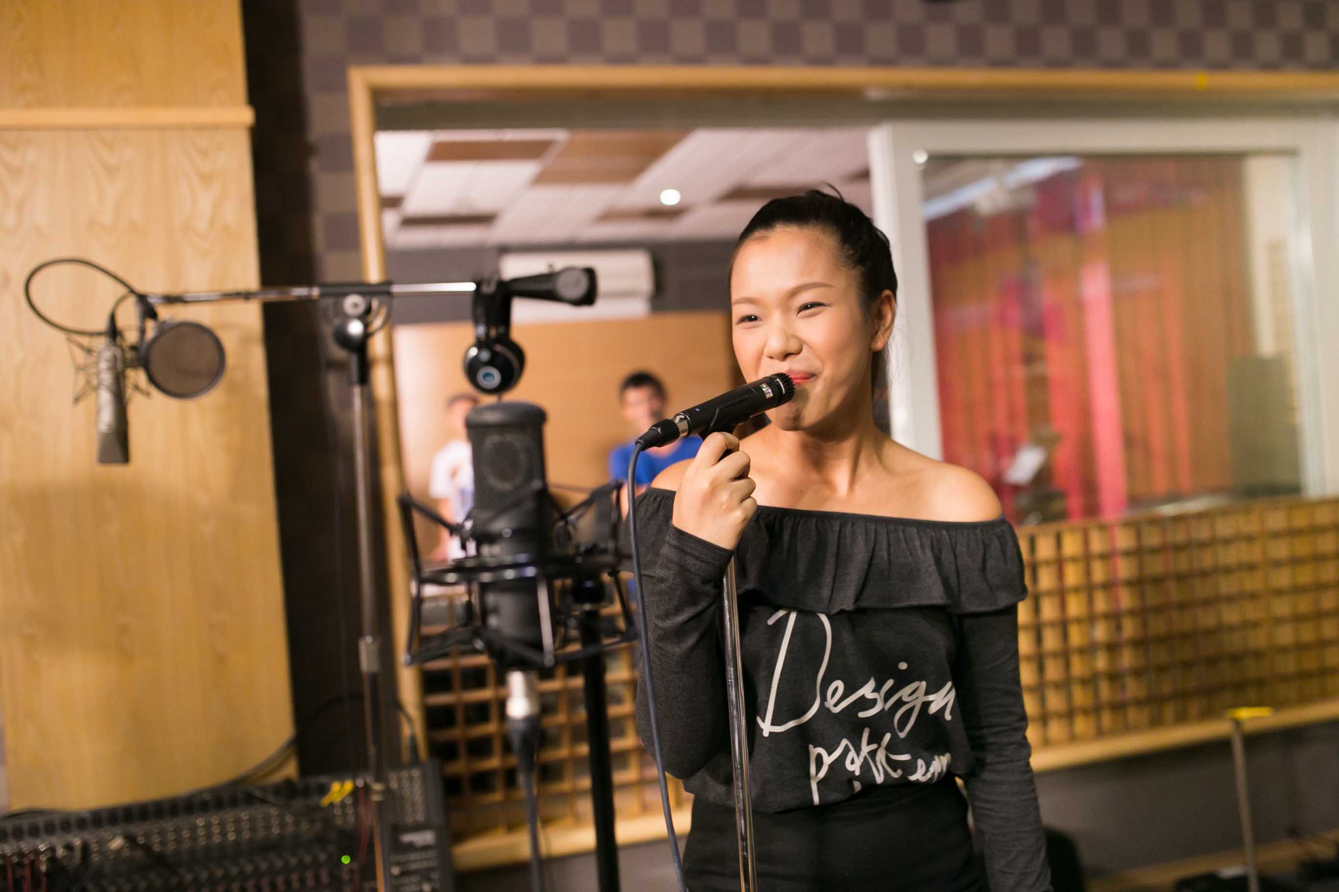 Trong các tiết mục trình diễn đêm chung kết, Phương Vy lựa chọn một tiết mục Jazz pha swing, và như cô chia sẻ thì đây là điệu nhảy cô rất thích “trước đây tôi đã từng học điệu nhảy swing này nên mong là sẽ có cơ hội để áp dụng những gì mình đã học”. Đây cũng là ca khúc mà giám đốc âm nhạc Huy Tuấn lựa chọn cho Phương Vy, tiết tấu thay đổi khá phức tạp, lời bái hát gồm bốn phần, mỗi phần lại có một kiểu hát khác nhau nên e rằng đây sẽ là một trở ngại lớn cho nữ ca sĩ xinh đẹp.