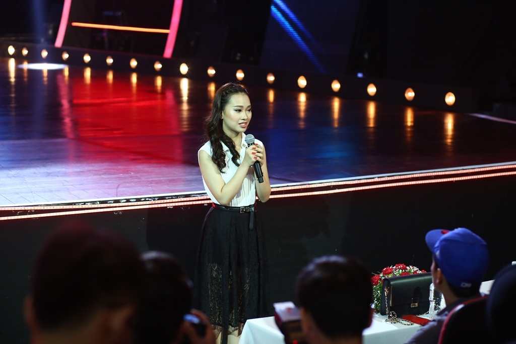 Nhã Khanh là nhân vật chưa quen thuộc nhưng với những thành tựu cô đạt được cùng với “danh hiệu” là bạn gái của Chí Anh cũng đủ để những vũ công nhí phải khâm phục. Nhã Khanh, sinh năm 1995 (năm nay 19 tuổi), sẽ lần đầu trình diện với thế giới giải trí trên cương vị giám khảo của Vũ điệu tuổi xanh 2014. Nhã Khanh rất tự tin với vị trí mới và cô tỏ ra rất bản lĩnh khi trả lời về áp lực là bạn gái của Chí Anh: “Tôi không thấy áp lực gì cả, ngược lại tôi rất tự hào về điều đó”.