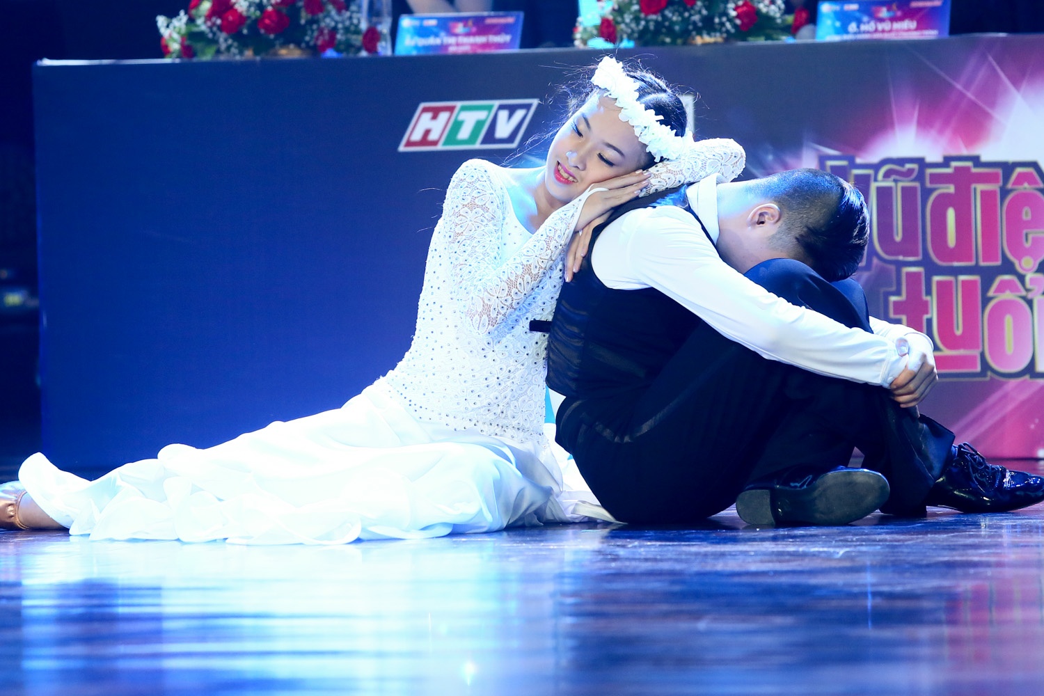 Baby Ballroom là một chương trình truyền hình đình đám dành cho trẻ em từ 6 đến 14 tuổi có khả năng nhảy múa tại nước Anh, thuộc sỡ hữu của tập đoàn truyền thông ITV, phiên bản tại Việt Nam có tên là Vũ điệu tuổi xanh. Vũ điệu tuổi xanh – Baby Ballroom 2014 sẽ thay thế Người bí ẩn trên sóng HTV7, chương trình này được xem như một phiên bản nhí của So you think you can dance.