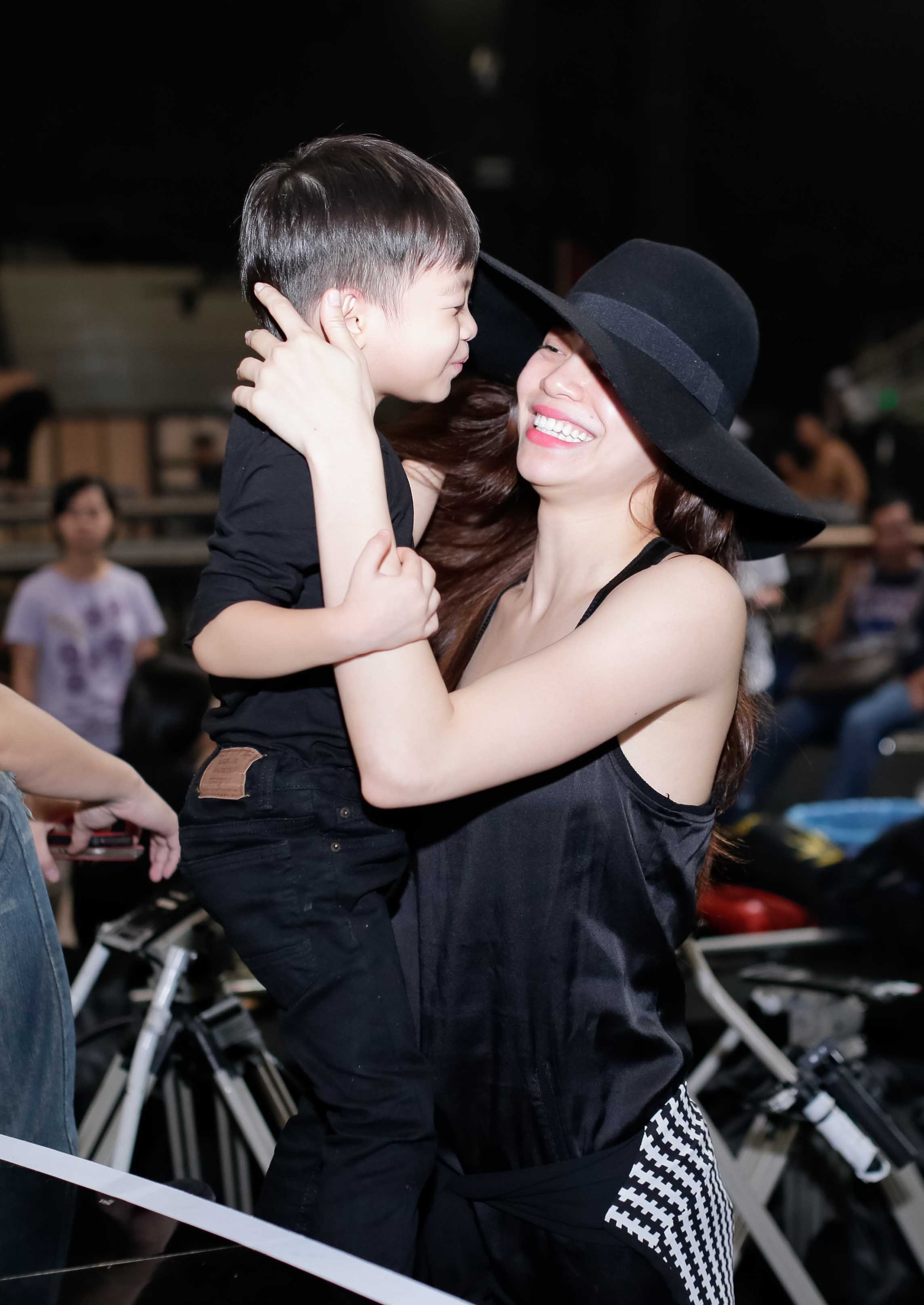 Trong lần luyện tập này, ca sĩ Hồ Ngọc Hà cũng đưa theo bé Subeo. Hai mẹ con “tông xuyệt tông” với trang phục màu đen cá tính. Subeo rất theo mẹ nhưng luôn ngồi yên lắng nghe mẹ hát trên sân khấu. MC Trấn Thành khá cưng Subeo nên liên tục “nựng” cậu nhóc.