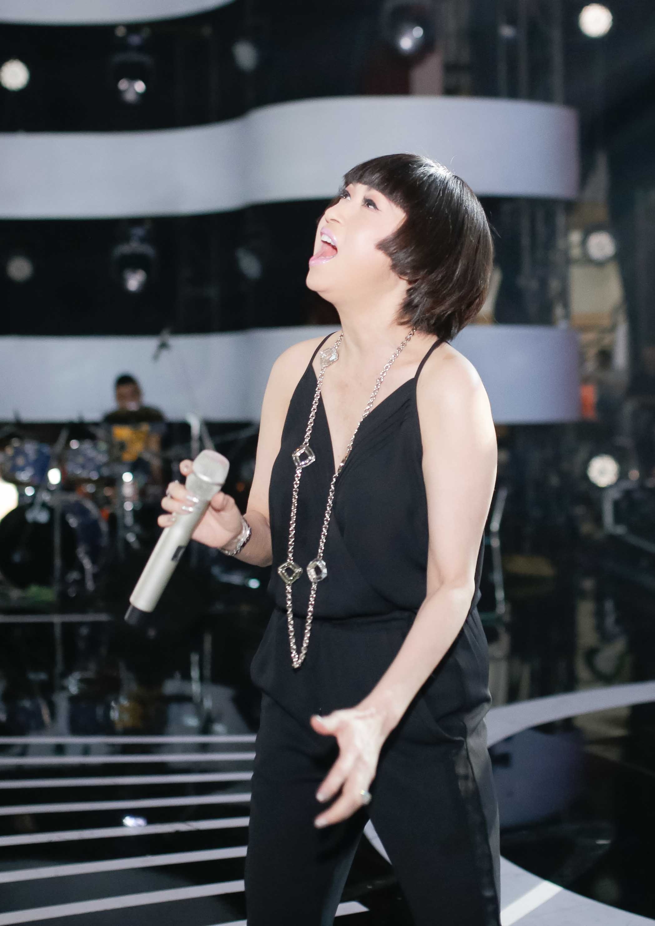 Ý Lan lần đầu tiên cùng với MC Trấn Thành song ca một liên khúc. Danh ca hải ngoại quả không hổ danh người phụ nữ không tuổi, lên chức bà ngoại từ lâu nhưng nữ ca sĩ luôn xuất hiện rất trẻ trung và sôi nổi.