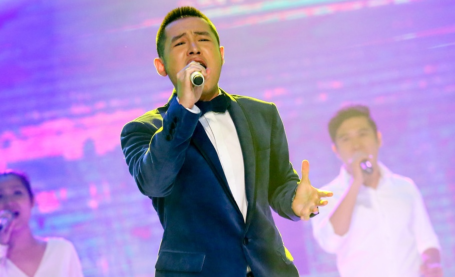 Hoang Hai hat tang me ca khuc You raise me up hinh anh