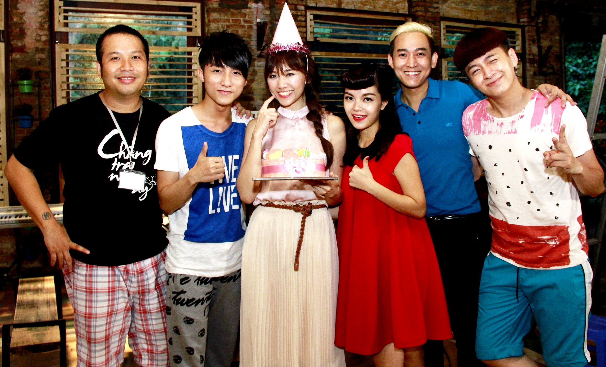 Không những vậy, Sơn Tùng cùng các bạn diễn Phạm Quỳnh Anh, Ngô Kiến Huy, Hứa Vĩ Văn còn ngẫu hứng hát tặng Hari một ca khúc đầy tình cảm thể hiện đúng tinh thần gắn kết không rời của bộ năm “hoàn cảnh” trong Chàng trai năm ấy. 