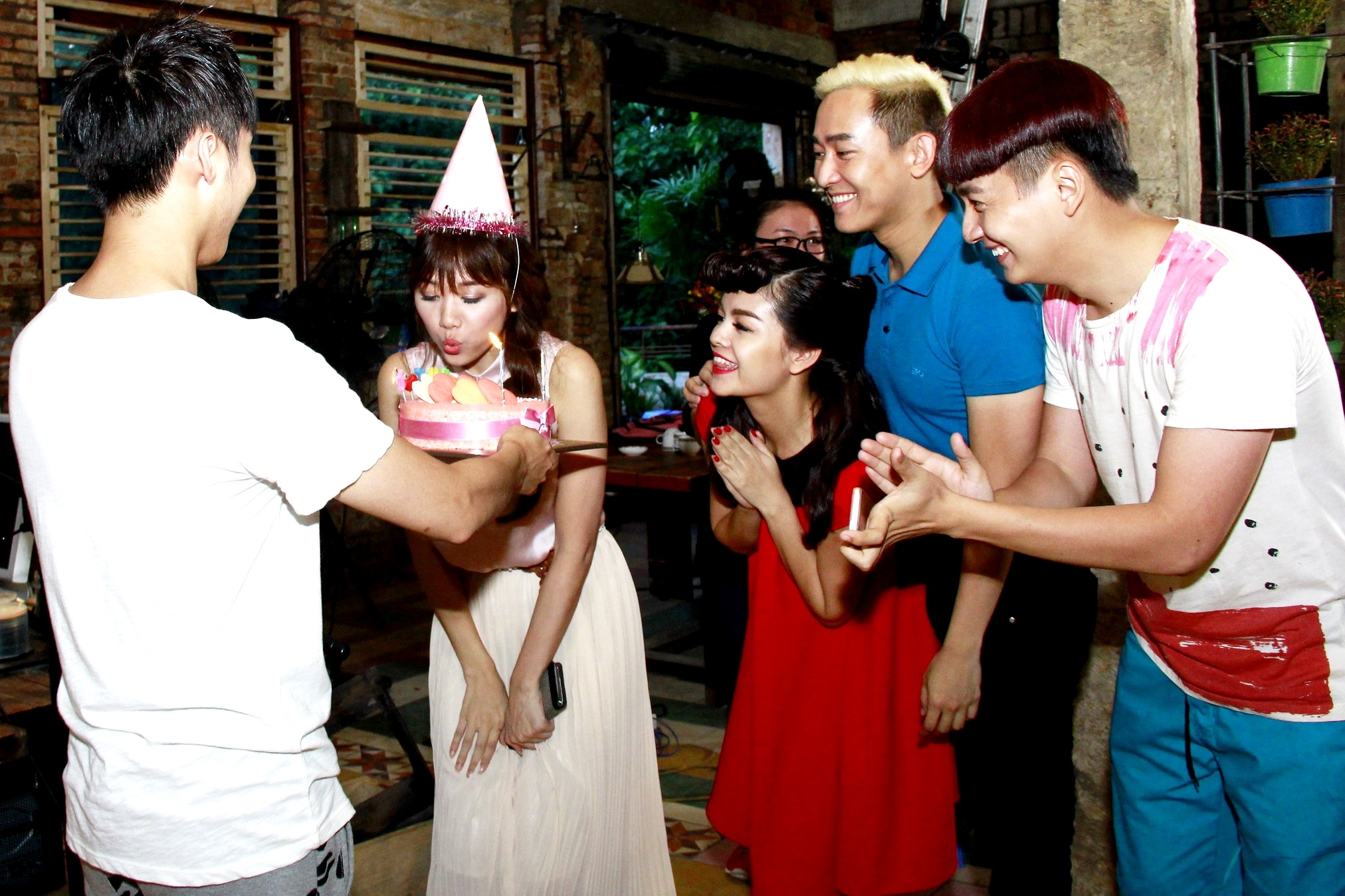 Cường độ làm việc trên phim trường khá căng thẳng và liên tục, ai cũng cố gắng để hoàn tất cảnh quay. Hari Won cũng vậy, cô tận tụy đến nỗi không nhớ được hôm nay sinh nhật của mình. Sau một cảnh quay nặng nề của buổi chiều mưa 23/6, chưa kịp hoàn hồn, Hari đã âm hưởng ca khúc Happy Birthday. Cô ngây ngô đến bất ngờ và không hề biết rằng ca khúc đó dành cho chính mình.