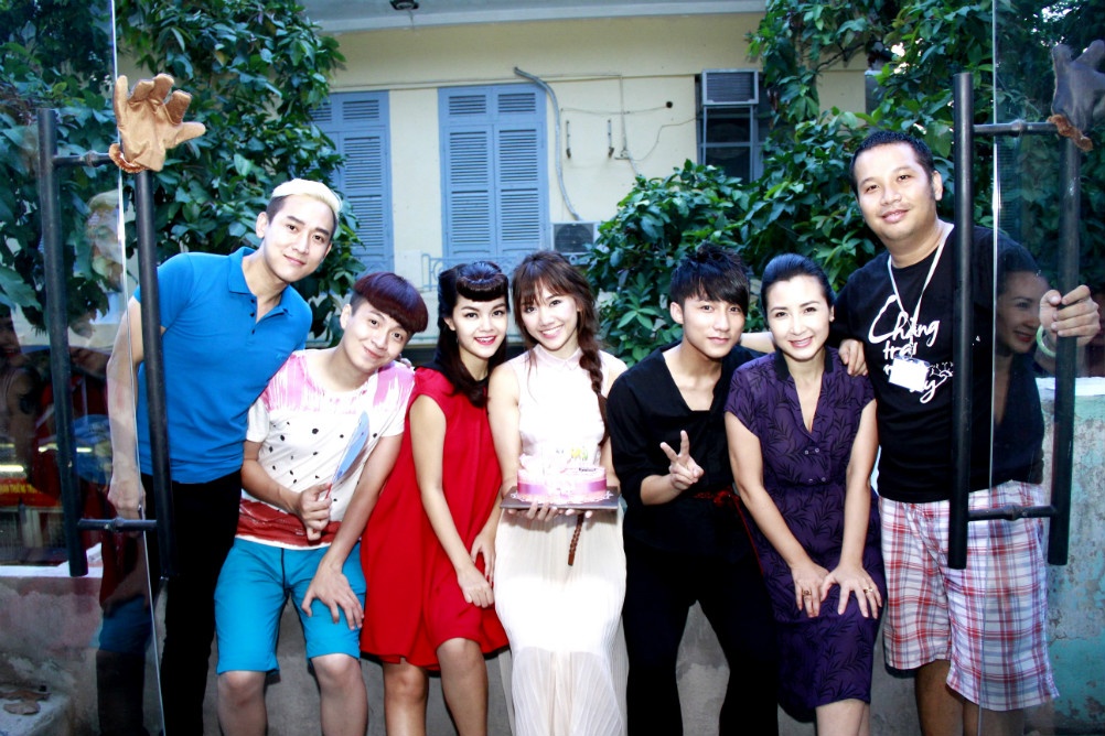 Hiện tại, Chàng Trai Năm Ấy đã trải qua ngày quay thứ 8, những phần đầu tiên của bộ phim đã được có được hình hài ẩn chứa nhiều niềm vui và bất ngờ cho khán giả. 