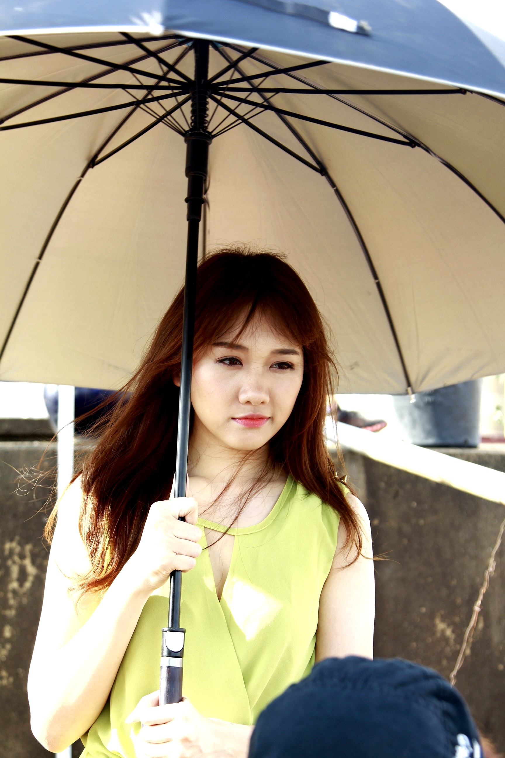 Hari chia sẻ: “Cảm xúc đầu tiên khi được cầm bánh sinh nhật, Hari không biết nói gì, chỉ là cảm thấy rất vui, rất cảm động, hớn hở… bánh sinh nhật rất là đẹp và khi nghe mọi người hát Happy Birthday, mình rất biết ơn mọi người đã mang đến niềm vui cho mình. Lần đầu tiên được đón sinh nhật tại phim trường, cảm giác rất kỳ lạ, nhưng lại rất vui và hấp dẫn. Mong rằng sau khi ăn xong chiếc bánh này, Hari có thể nhập tâm hơn và có thêm sức lực để hoàn thành tốt vai diễn của mình. Cảm ơn rất nhiều”.