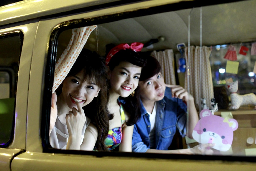 Những giây phút ấy mặc dù ngắn ngủi nhưng giống như một liều thuốc ngọt ngào tiếp thêm sức lực cũng như xóa tan mệt mỏi cho cả đoàn làm phim trong một ngày dài làm việc chưa có hồi kết và lại hối hả chuẩn bị cho cảnh quay kế tiếp.