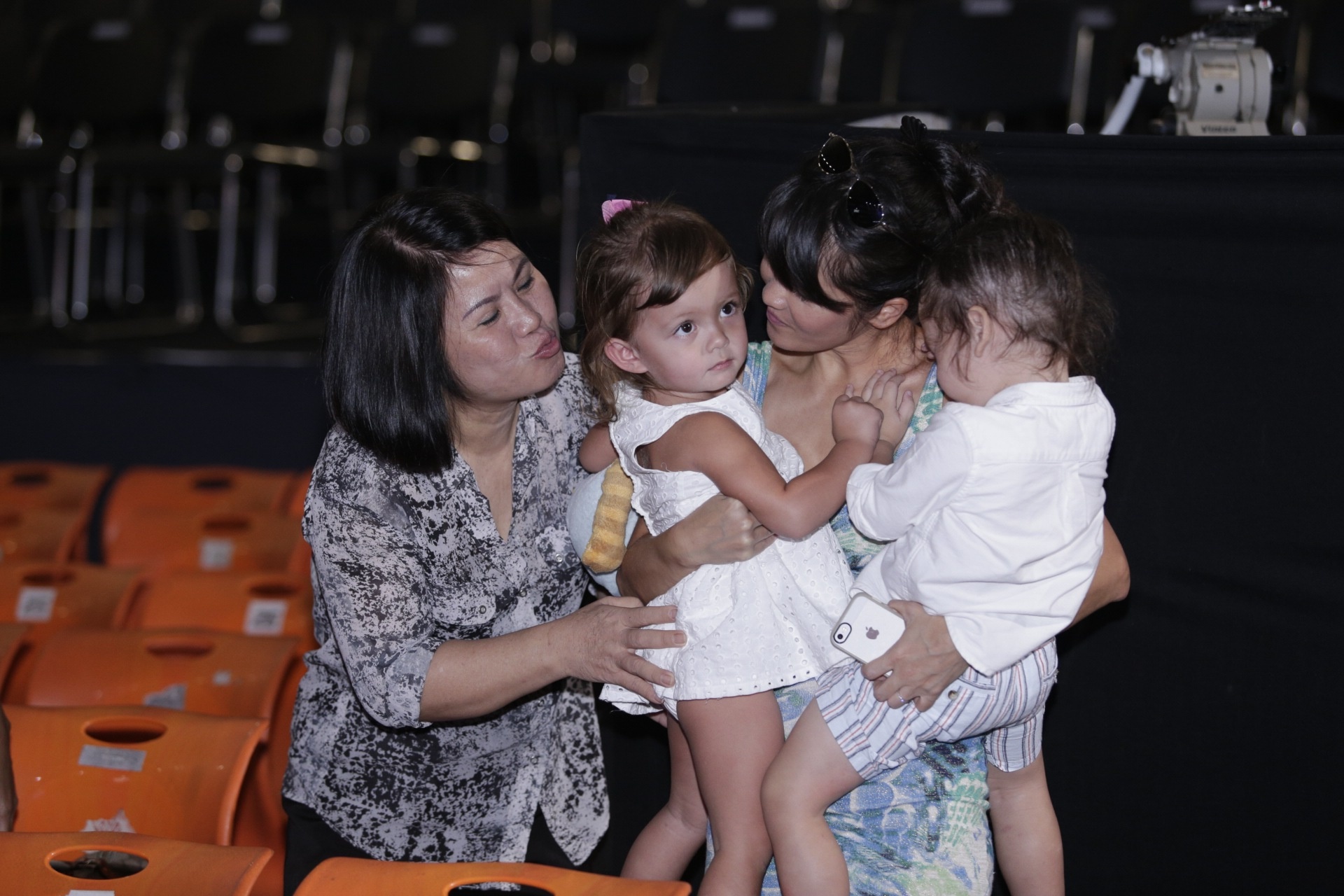 Cũng trong dịp này, Hồng Nhung đưa hai bé sinh đôi đến sân khấu để cùng xem mẹ luyện tập. Cặp song sinh của Hồng Nhung có tên ở nhà là Tôm và Tép, nét đẹp lai Tây của 2 bé thu hút sự chú ý của rất nhiều người. 