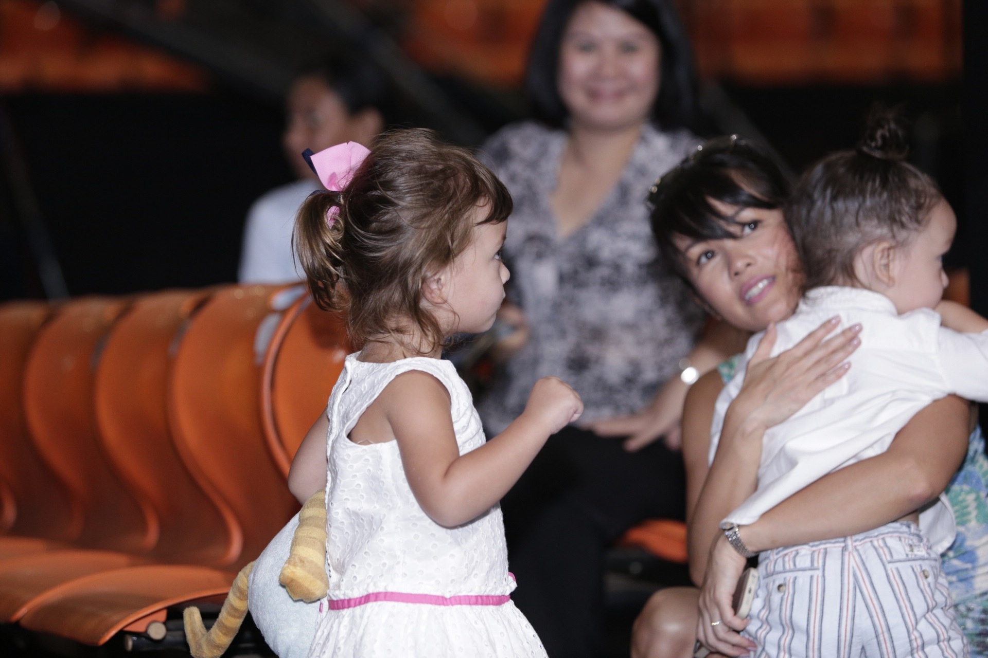 Làm mẹ lần đầu tiên ở tuổi 42 và khi hai con cứng cáp, cô mới đưa 2 bé trở về Việt Nam từ Mỹ. Thừa hưởng những nét đẹp của mẹ và bố nên Tôm và Tép rất bụ bẫm và đáng yêu. Trước đây, Hồng Nhung rất ít khi đưa 2 con tới tham dự các sự kiện, nhưng lần này diva tự hào và hạnh phúc đưa con theo luyện tập tiết mục chuẩn bị cho đêm Gala tới. 