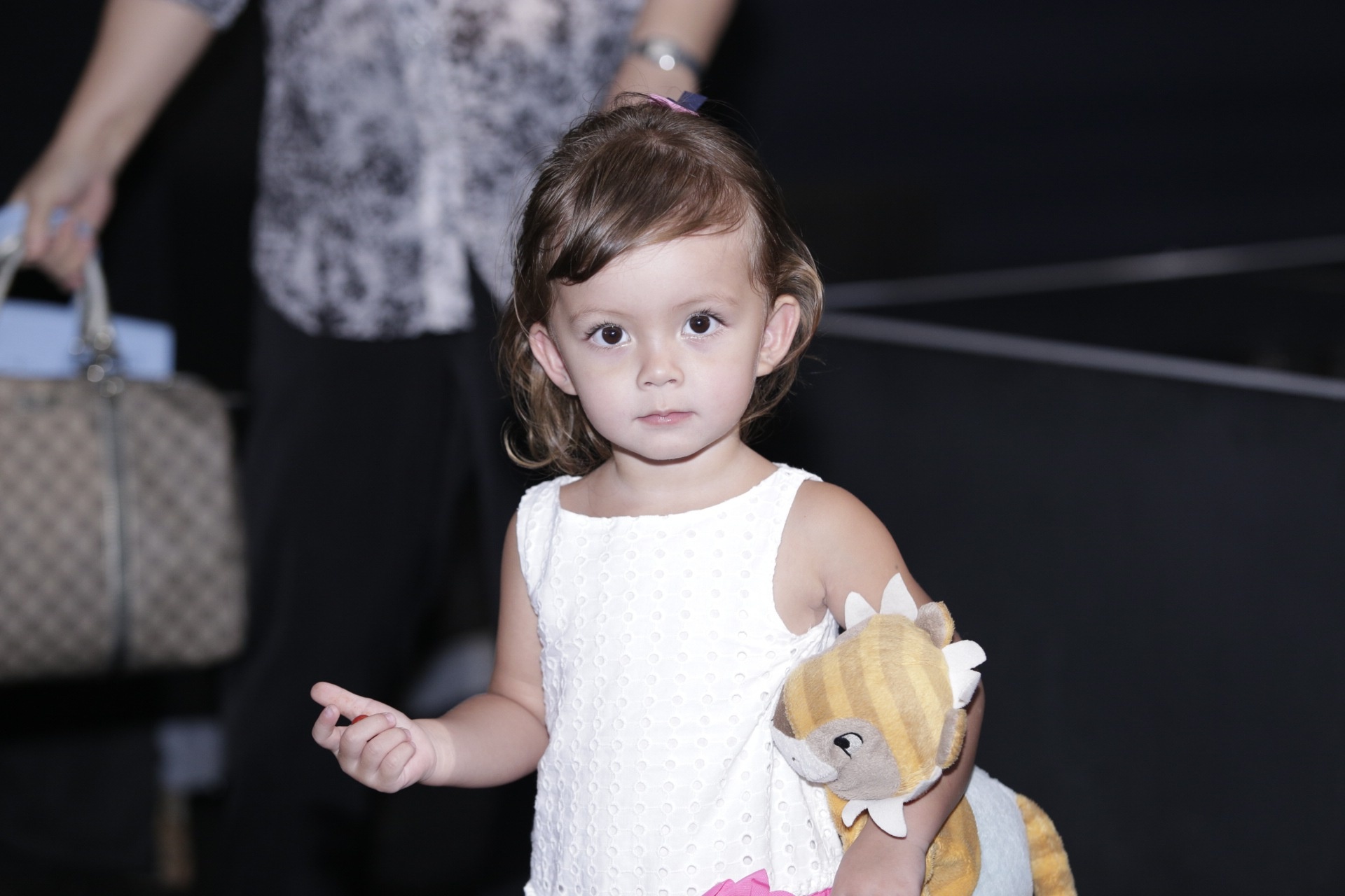 Hồng Nhung rất vui vẻ chỉ các con khoanh tay chào người lớn, niềm hạnh phúc của một người mẹ trên gương mặt của diva.