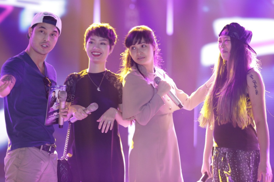 Trang Nhung, Kimmese, Trà My và Ưng Hoàng Phúc cùng nhau tập luyện liên khúc Beautiful Girl và Stand By Me. Bà mẹ bốn con bị cảm đã lâu nhưng không vì thế mà chị tỏ ra mệt mỏi, “em út” Kimmese vẫn nghịch ngợm chọc phá mọi người khiến buổi luyện tập vui nhộn hơn.