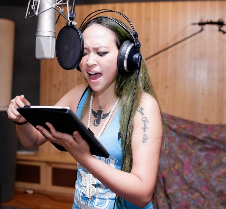 Riêng Phạm Thu Hà và Kimmese vừa mới bay từ Hà Nội vào đã đến thẳng phòng thu để gặp mọi người.