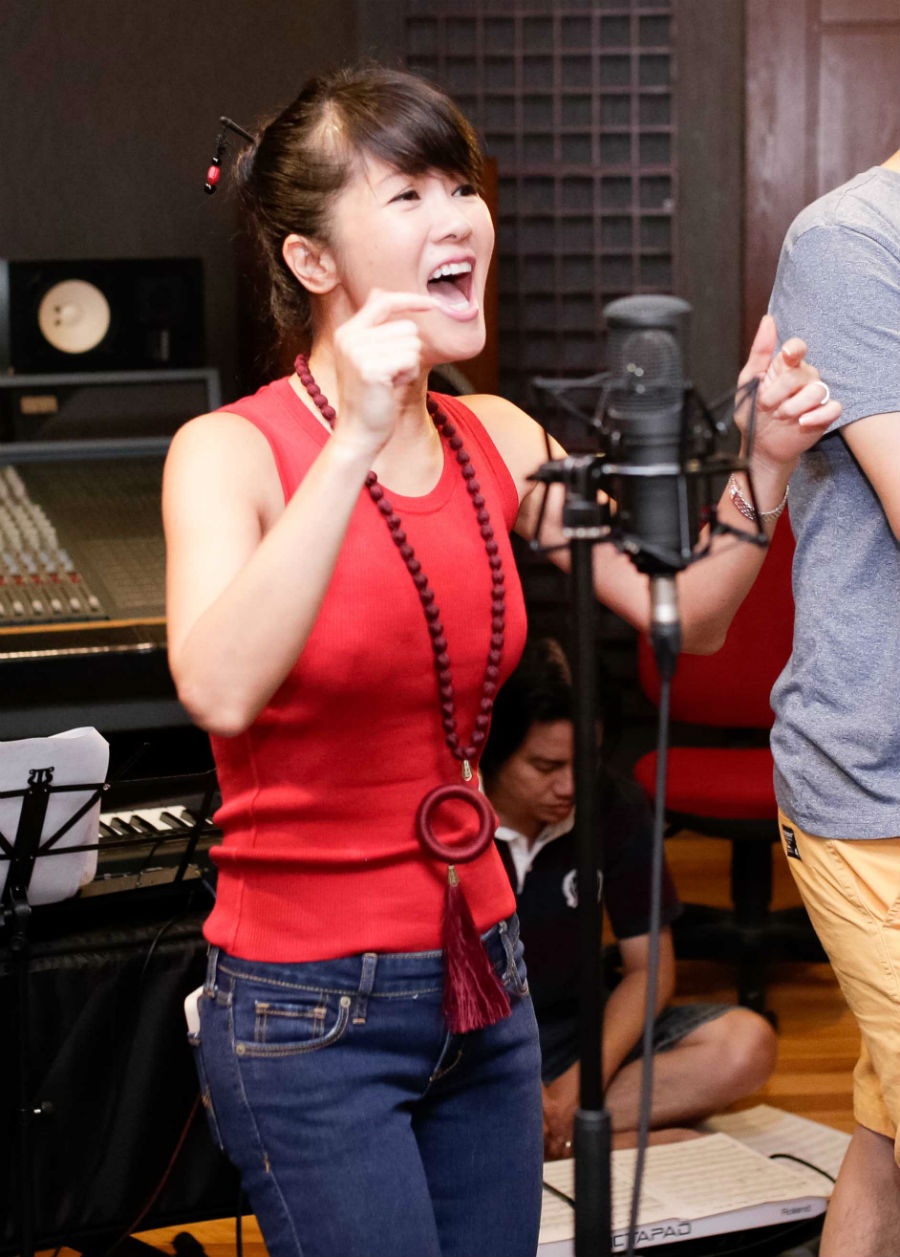 Chị Bống bàn bạc kĩ càng với Hoàng Hải về cách hát, cách phối hợp và cả về trang phục để có thể mang đến cho khán giả tiết mục ấn tượng nhất. Mặc dù bị cảm cả tuần nay nhưng dường như điều đó không ảnh hưởng đến tinh thần của “hoàng tử V-pop”, anh vẫn nỗ lực luyện tập hằng ngày để có thể nhanh chóng khỏi bệnh. Giọng hát cao vút và mạnh mẽ của Hoàng Hải tiếp tục được thể hiện nổi bật qua những phần ngân dài trong Giọt sương trên mí mắt.