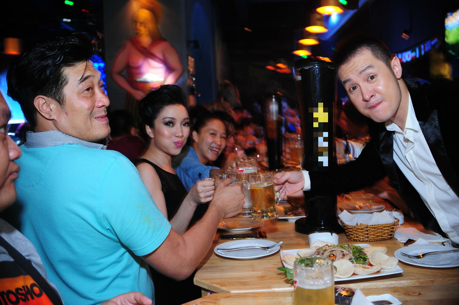 Hoàng Hải hớn hở nâng ly cùng mọi người.