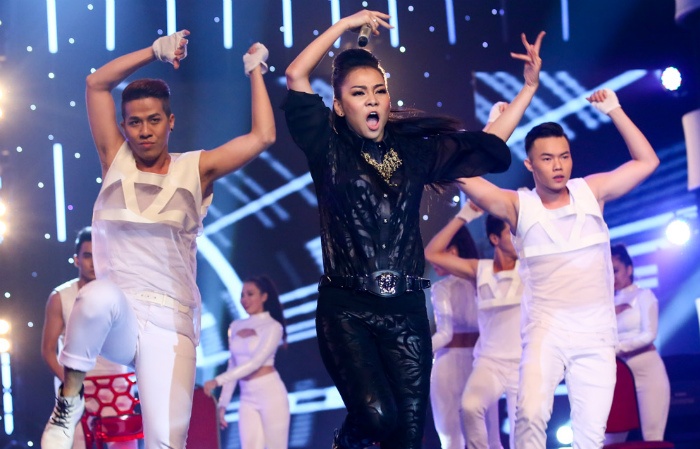 Thu Minh choc gheo Le Hoang truoc mat chong Tay hinh anh