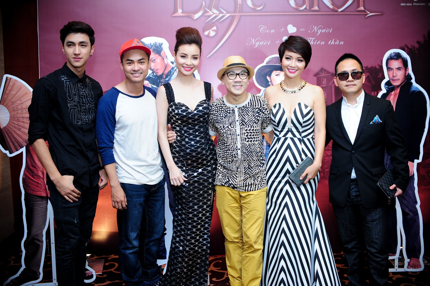 Mặc dù Lạc giới đã được khởi quay và hoàn thành hơn một nữa chặng đường, tuy nhiên, nhà sản xuất vẫn quyết định giấu kín thông tin phim trong buổi ra mắt giới thiệu đoàn phim tại TP.HCM vào tối 3/7.