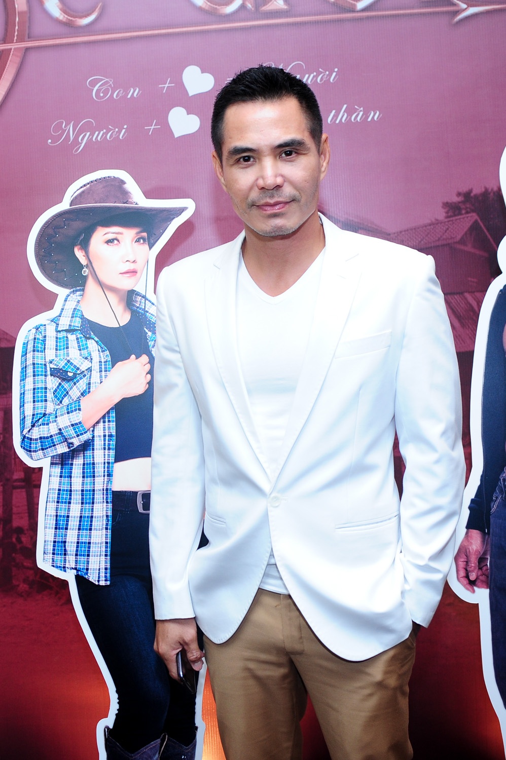 Hai vai nam chính thuộc về 2 gương mặt trẻ: Vũ Tuấn Việt, á quân Next Top Model 2013 và Bình An, nam diễn viên còn khá xa lạ với khán giả. Tuy nhiên, dàn bao xung quanh 2 nam chính lại là những tên tuổi cứng cựa như NSƯT Thành Lộc, NSƯT Mỹ Uyên, Kim Khánh, Trung Dũng, Trung Dân…