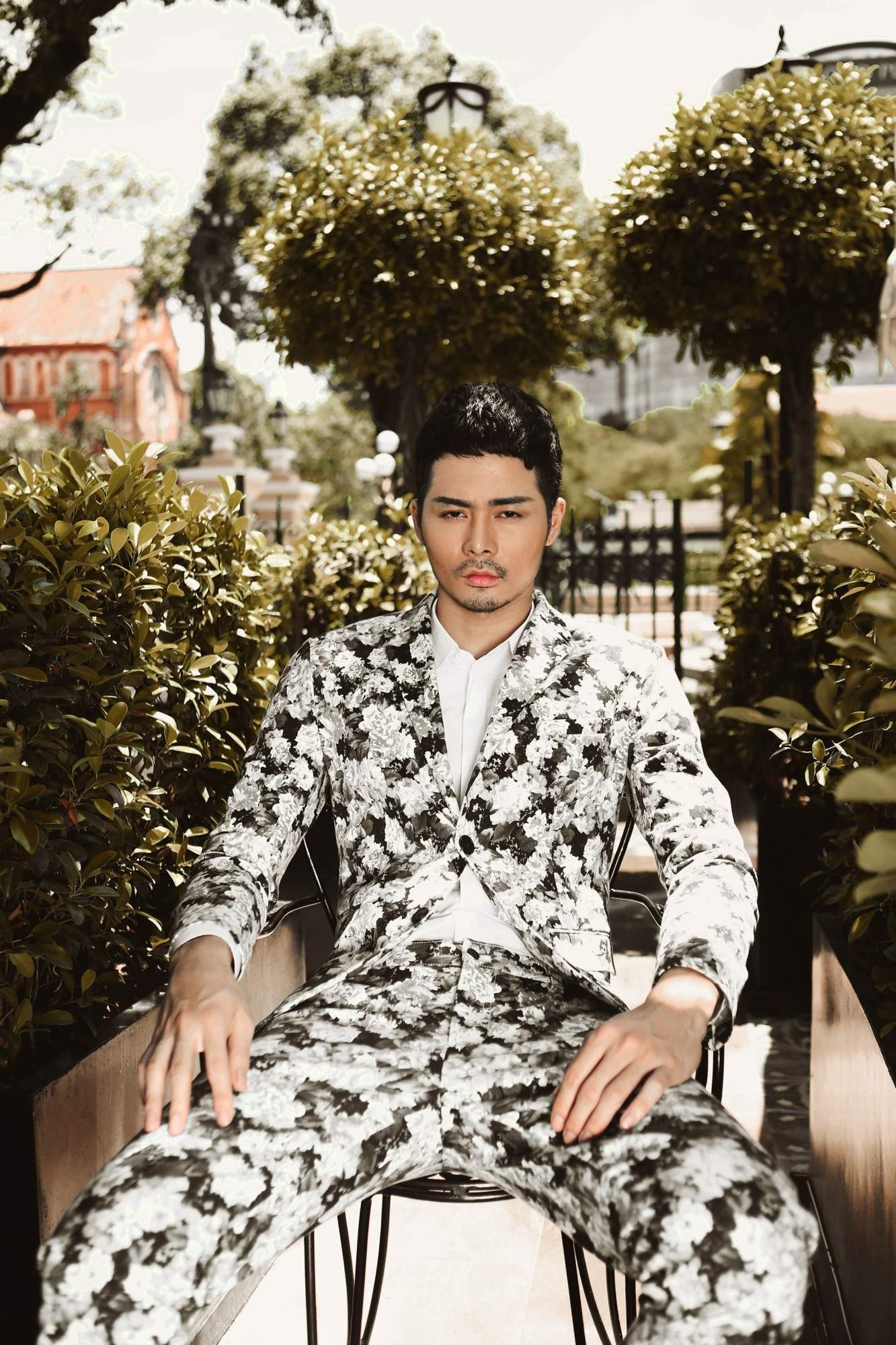 Anh chia sẻ về quyết định này: “Hà Nội gắn với gia đình, với những ký ức tuổi thơ đẹp nhất của tôi. Sài Gòn mang nhiều dấu ấn cho bước ngoặt trong sự nghiệp sau cuộc thi Next Top Model. Hà Nội thích hợp với một cuộc sống êm đềm, nhiều hoài niệm, mà tôi lại cảm thấy mình đang rất dồi dào năng lượng để thực hiện những chuyến phiêu lưu cho nghề nghiệp của mình, không chỉ là nghề người mẫu”. 