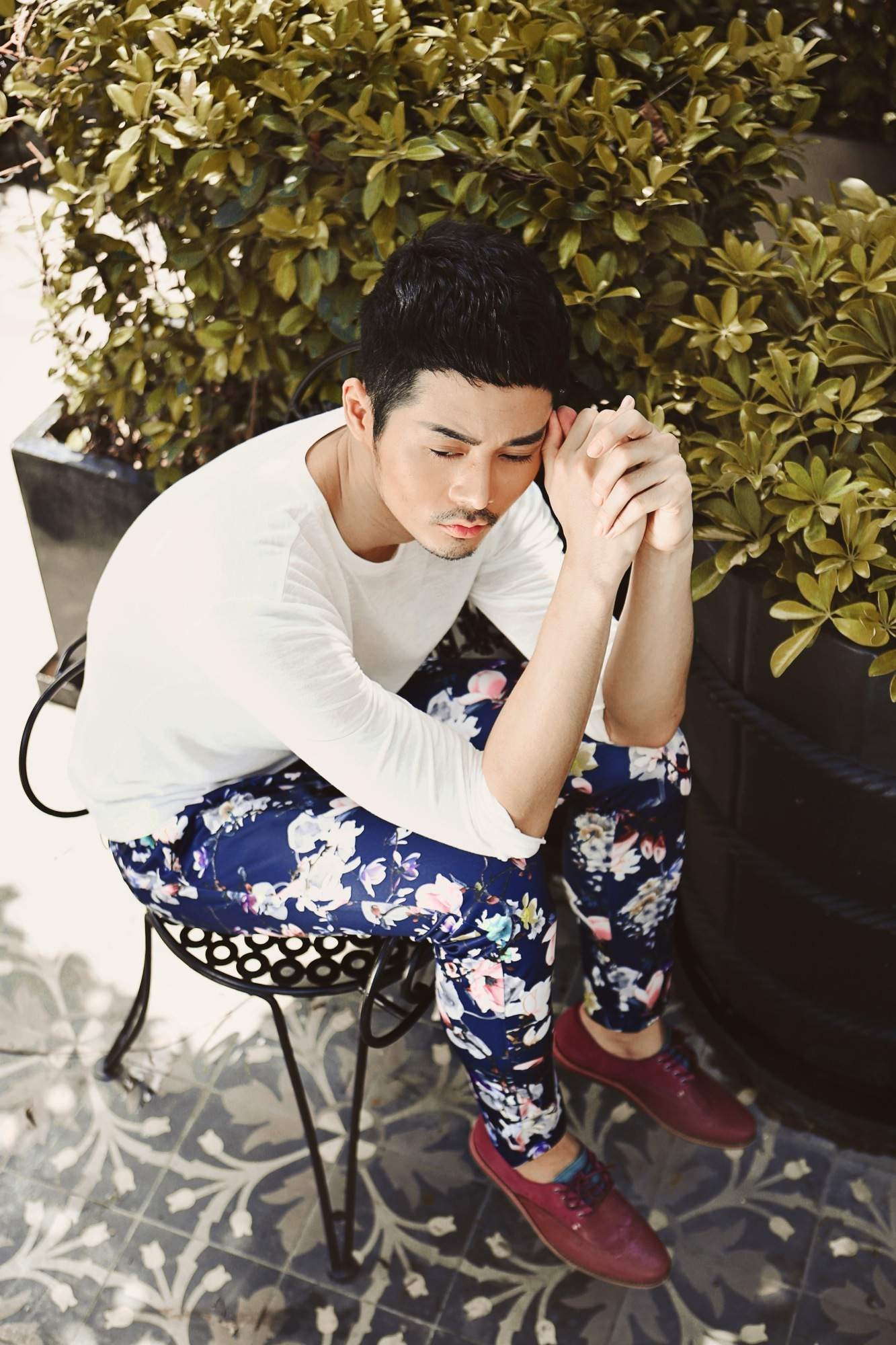 Đánh dấu bước ngoặt này, Dương Mạc Anh Quân vừa thực hiện một bộ ảnh mang đậm phong cách Sài Gòn. Với những bộ vest hoa mang hoạ tiết, màu sắc đậm chất mùa hè đang là xu hướng dành cho phái mạnh của năm nay, Dương Mạc Anh Quân đã hoá thân ấn tượng thành một chàng trai mạnh mẽ, bí ẩn nhưng vẫn đầy trẻ trung, phong cách.