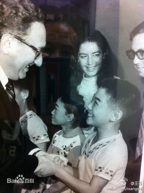 Cậu bé Lý Chính Đông ngày nào cũng luôn là gương mặt được chọn để đón tiếp quan khách nước ngoài đến thăm Trung Quốc.