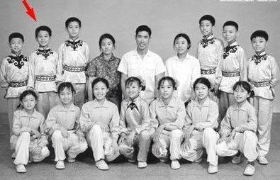 Lý Liên Kiệt (mũi tên đỏ) cười tươi bên các bạn cùng học võ.