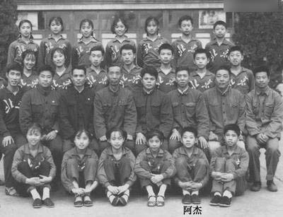 Lý Liên Kiệt (thứ 2 từ phải sang, hàng dưới cùng).