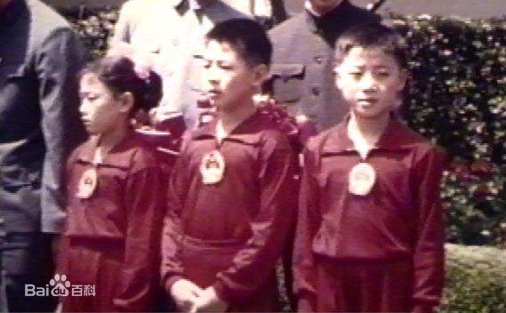 Lý Liên Kiệt (giữa) trong một cuộc thi võ thuật dành cho thiếu nhi.