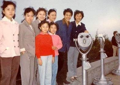 Lý Liên Kiệt (áo lam thứ hai từ phải qua).