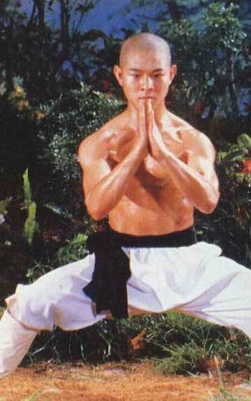 Năm 19 tuổi, Lý Liên Kiệt được đạo diễn Hồng Kông Trương Hâm Viêm mời đóng vai chính trong bộ phim hành động Thiếu lâm tự. Tuy nhiên, trong thời gian thực hiện phim, một lần Lý Liên Kiệt tập luyện võ công thì dây chằng chân phải bị đứt và phải trải qua cuộc phẫu thuật 7 tiếng đồng hồ, nằm viện hơn 2 tháng và nhận giấy chứng nhận tàn phế hạng 3 quốc gia. Phải mất gần 2 năm sau, Lý Liên Kiệt mới hoàn toàn bình phục và tiếp tục tham gia diễn xuất với bộ phim điện ảnh Nam Bắc thiếu lâm.