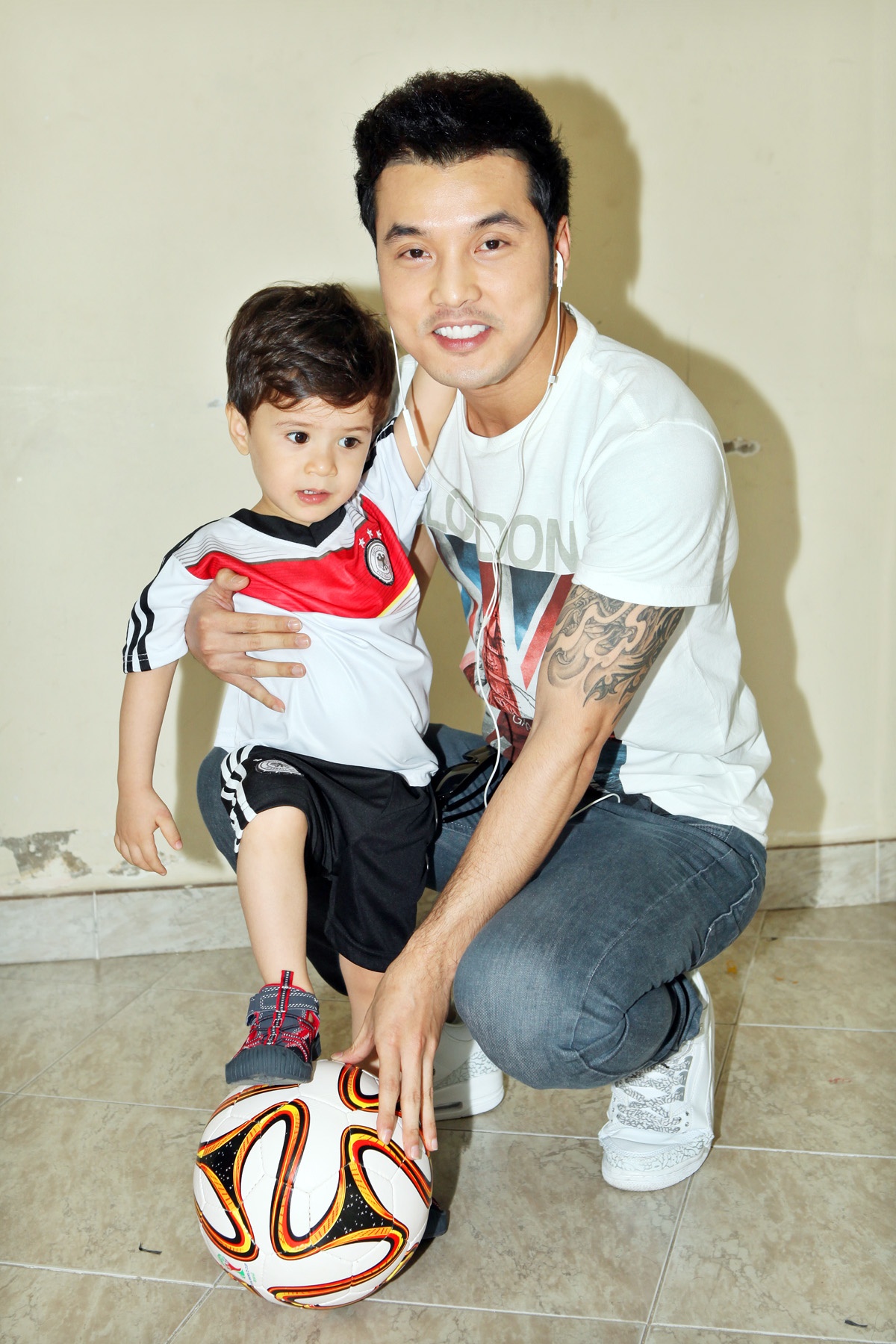 Anh cùng Herry tạo dáng với trái banh và hy vọng đất nước thứ 2 của Herry sẽ gặp nhiều may mắn cho trận bóng tới đây.