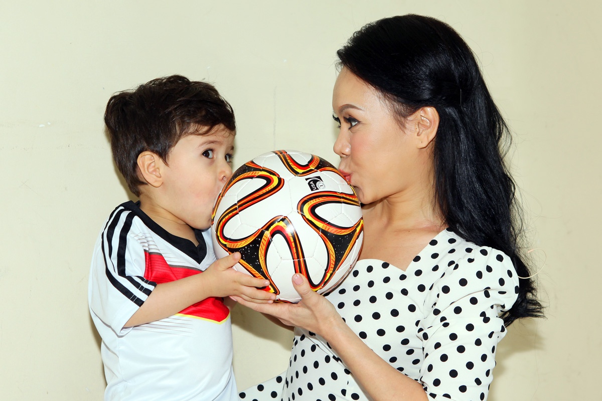 Nữ danh hài đã sắm quần áo của đội tuyển Đức cho cậu con trai nuôi mang trong mình nửa dòng máu nước Đức, và cô kêu gọi mọi người cùng ủng hộ cho quốc gia này trong trận chiến World Cup. 