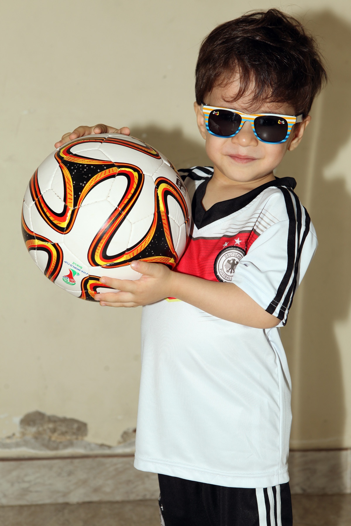 Nữ danh hài đã sắm quần áo của đội tuyển Đức cho cậu con trai nuôi mang trong mình nửa dòng máu nước Đức, và cô kêu gọi mọi người cùng ủng hộ cho quốc gia này trong trận chiến World Cup. 