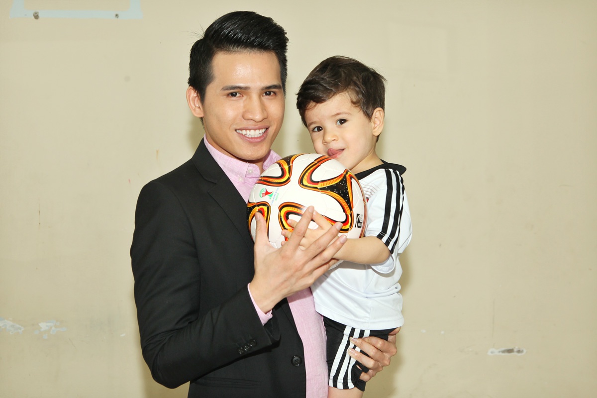 Còn Quốc Thiên lại là fan hâm mộ đội tuyển Argentina, nhưng khi gặp cậu bé với trang phục thể thao này, anh cũng không quên chúc mừng Herry với hy vọng 2 đội sẽ hòa nhau trong suốt trận đấu, kết quả sẽ giải quyết trong loạt đá luân lưu 11 mét, chiến thắng sẽ dành cho đội tuyển nào may mắn.